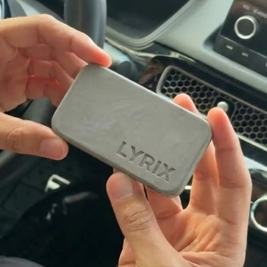 Piedra_aromatizante_para_auto_gris_Lyrix_dise_o_minimalista