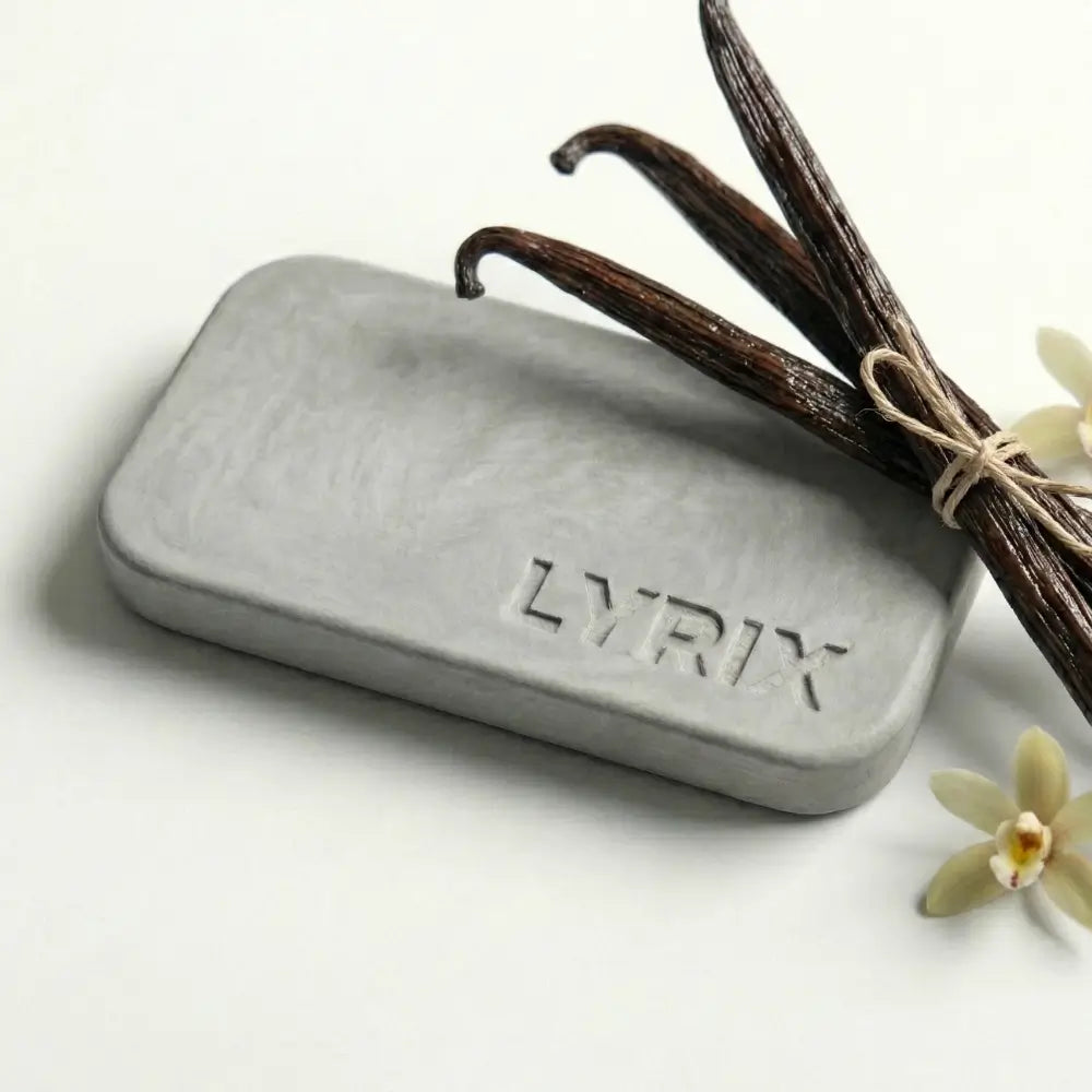 aromatizador_de_piedra_para_auto_gris_Lyrix_fragancia_vainilla